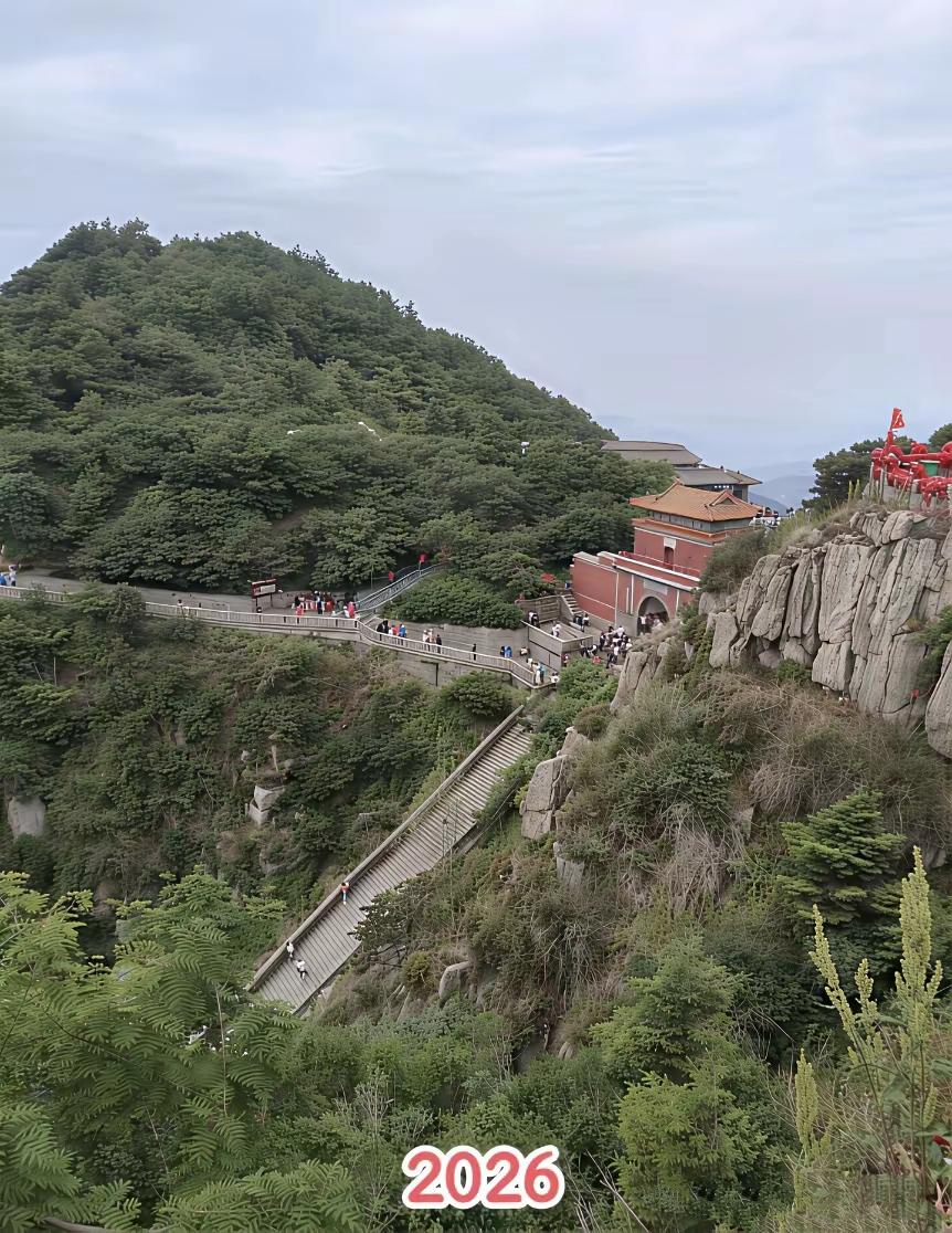 这是1934年和2026年的泰山，
物是人非，
但换了人间。