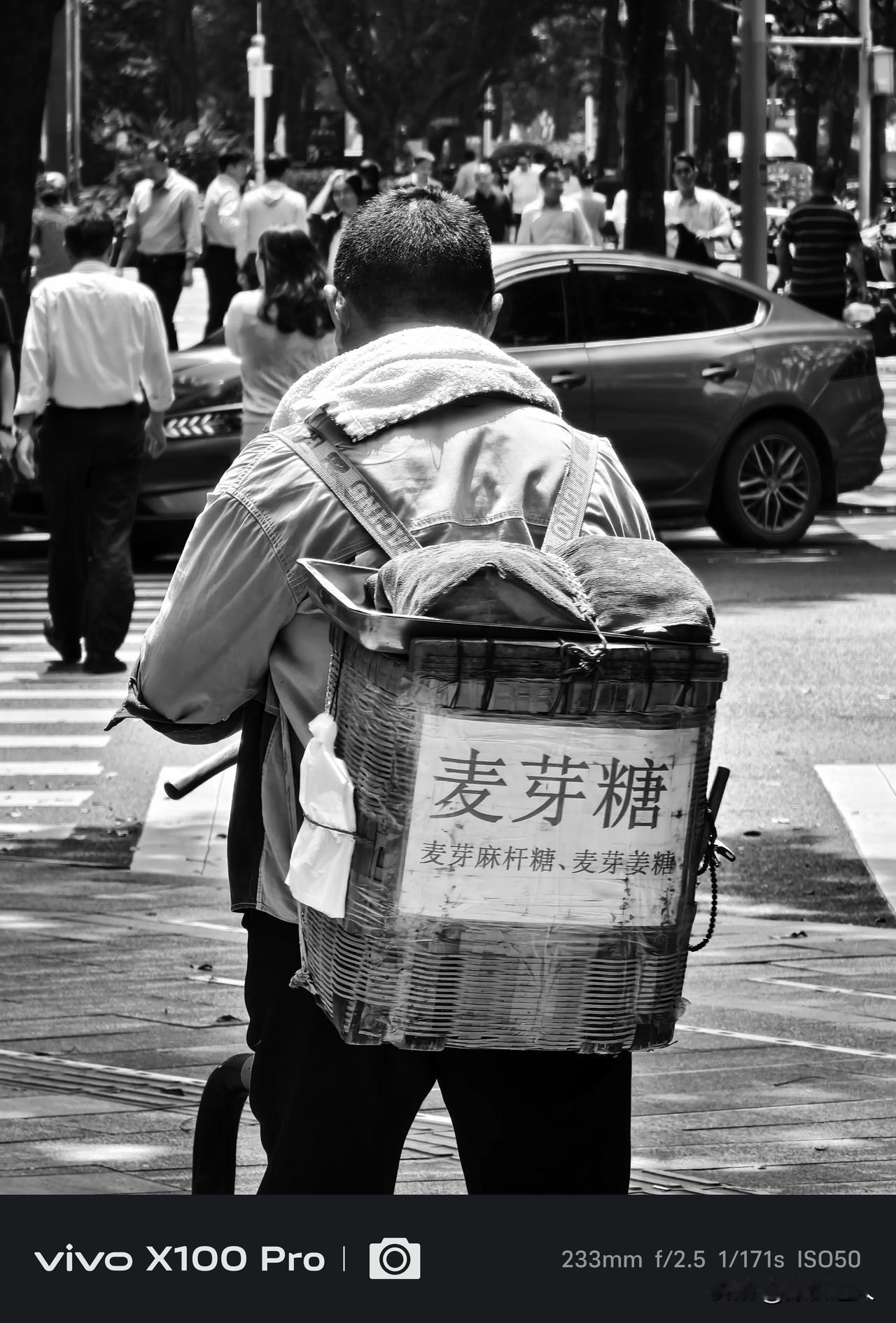 街头巷尾，总有这样一群人。他们背着大大小小的包袱，穿梭在城市的喧嚣中。他们的背包