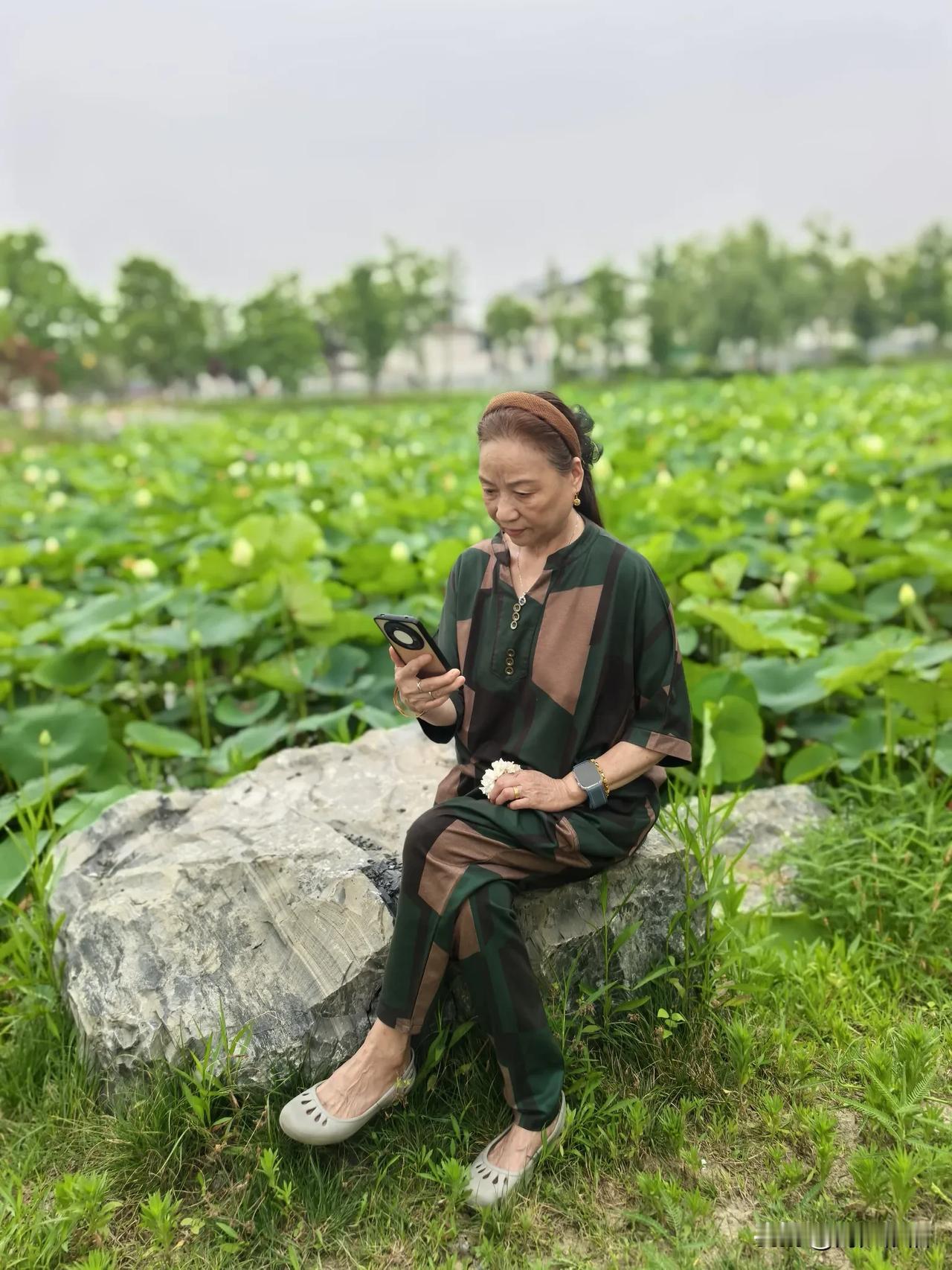 五律《晨聚怀友》

晓旭迎朝曙，
相逢趁早光。
微言传暖意，
吉庆伴日常。
知己