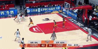 鲍威尔穿人缝灵巧上篮 邱彪双大拇指肯定 山东领先破十江苏男篮vs山东男篮