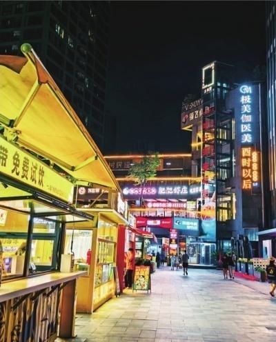 武汉文旅资讯 【武汉越夜越鲜活 】当暮色漫过两江四岸，武汉的另一面才刚刚苏醒。这