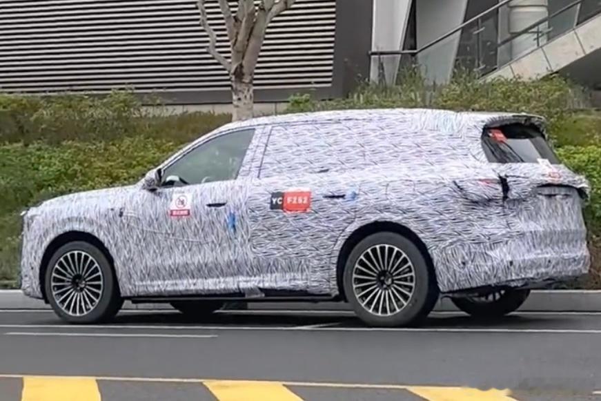 这是问界 M8 的谍照？大致轮廓也是常规 SUV 造型，挺好。另外门把手用上了半