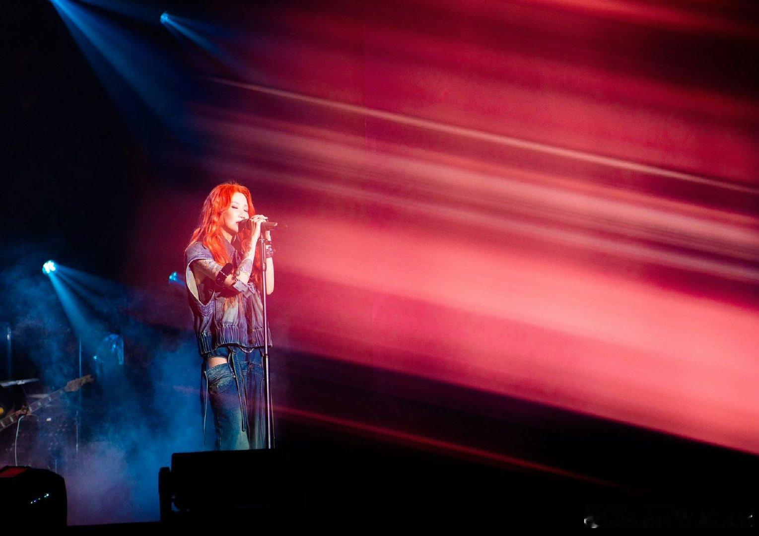 #乃万体育馆星光成海# 乃万的音乐，如同繁星点点，照亮了体育馆的每一个角落。这场