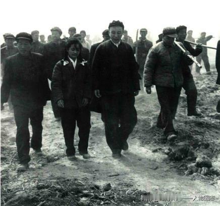 1960年，王震踏勘新疆塔里木荒原。