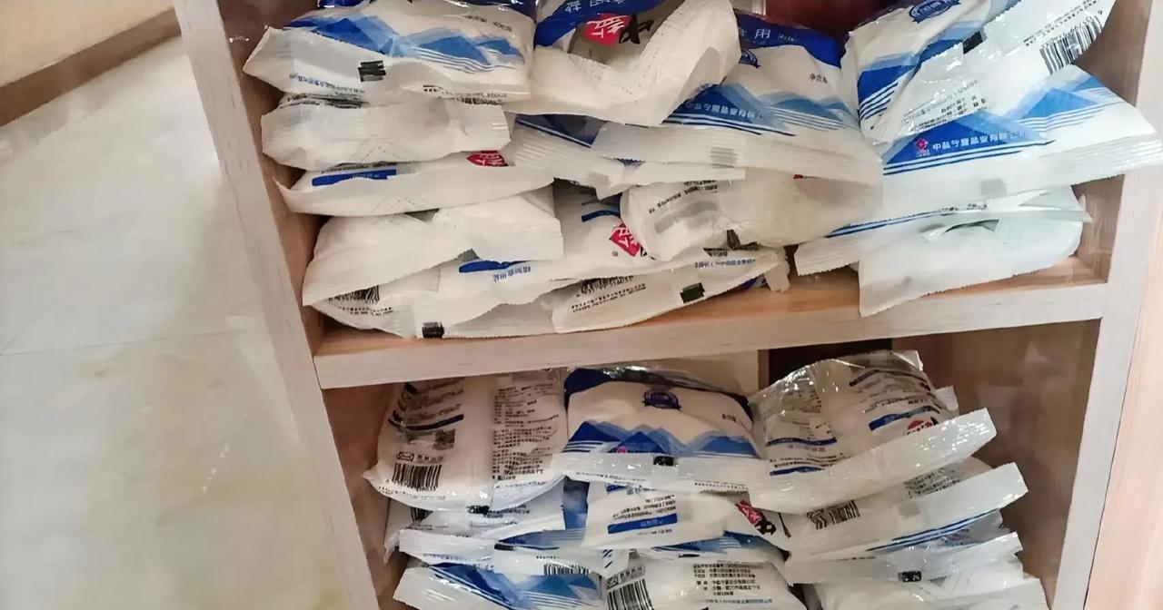 跟风囤盐的，
现在好后悔！
24日晚上，邻居抢了50袋盐，
没想到才过去几天，又