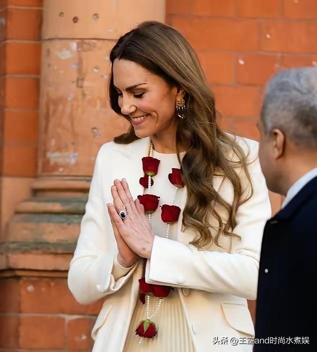 凯特王妃新照片！
今天，凯特王妃惊喜亮相，穿着一身纯白色衣裙在莱斯特访问okog