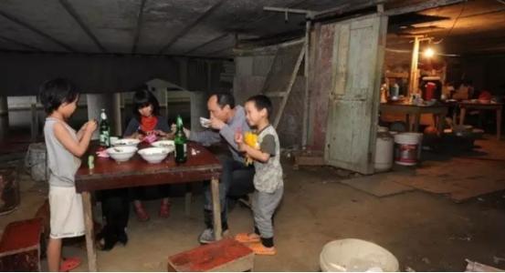 2000年，浙江嘉兴一桥洞下住着一对夫妻，蜗居10年生4个孩子，与老鼠为伴。
 