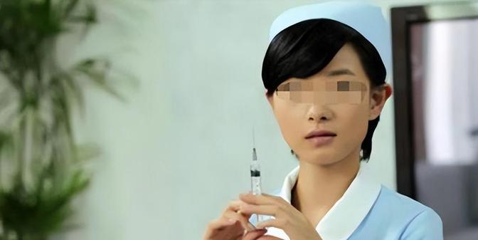 2002年，护士周华突然在医生李仁强的脖子上扎了一针，还嬉皮笑脸地说：“跟你开个