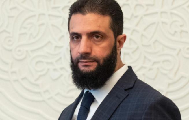 谁能料到，被制裁压得直不起腰的叙利亚，居然靠一个“机灵鬼”朱拉尼，硬生生从地狱爬