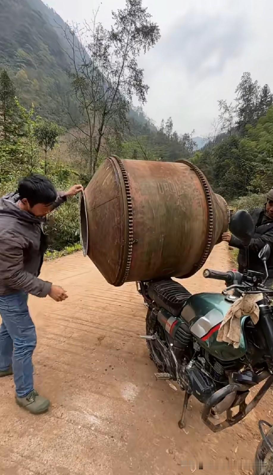 所以说，摩托的用处还是很大的，不能少！[大笑]看看人民群众摩托部队的战斗力！[赞