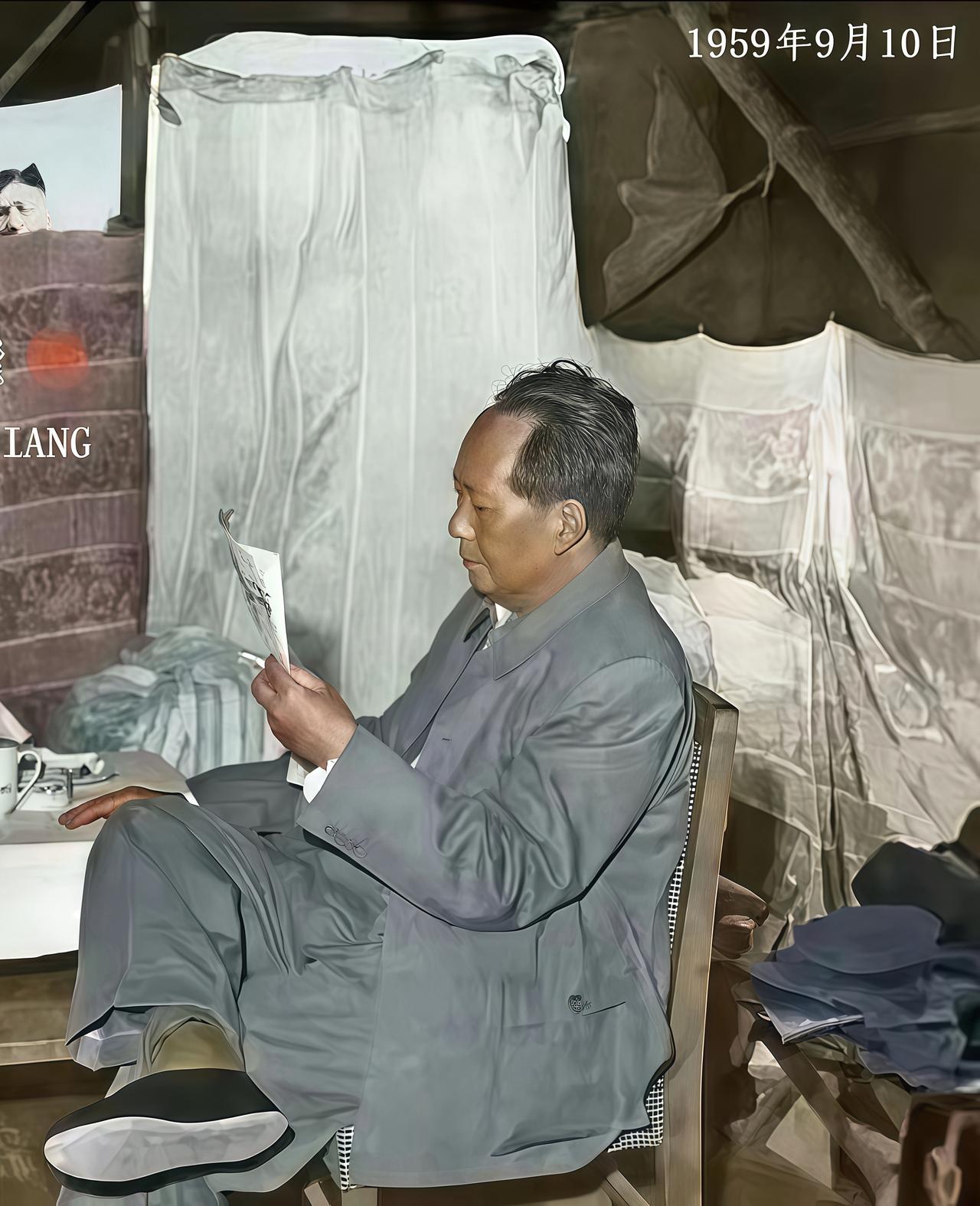 下图是毛泽东在密云水库视察时的留影，相比一年前在十三陵水库亲自参加义务劳动、挥锹