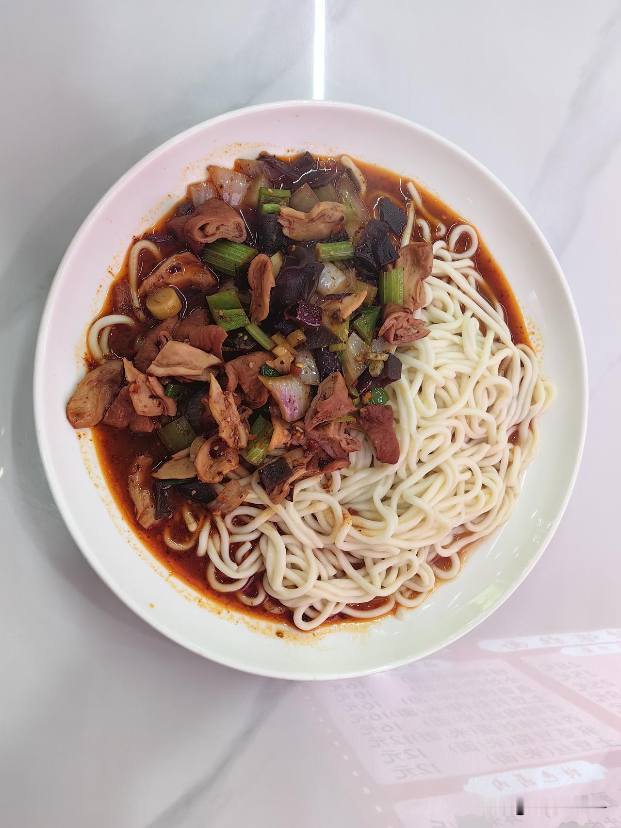 西安6元油泼面[赞][赞][赞]
能否引领全陕西校园，
面食价格也降一降！！！