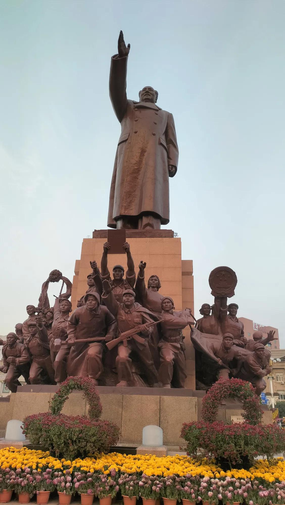 军民团结如一人，试看天下谁能敌。