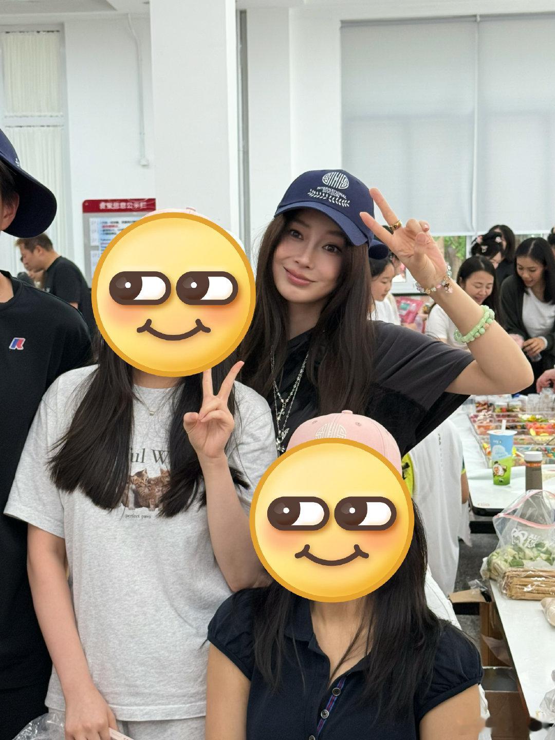 Angelababy参加小海绵学校义卖会 Angelababy低调现身小海绵的校