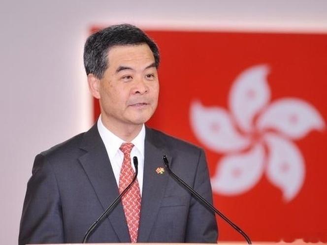 目前香港公务员对国籍没有要求，梁振英发文表示香港政府不断宣传爱国主义，但青少年学
