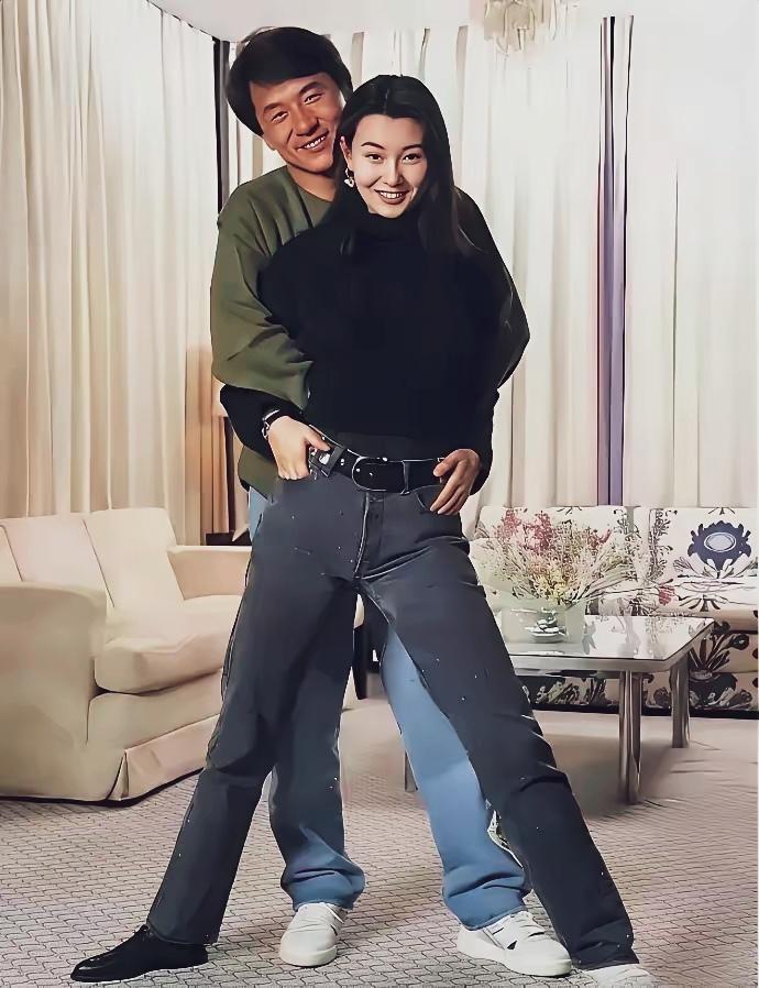 那天，张曼玉与成龙也来一次摆拍。张曼玉在前面双手插着自己的牛仔裤兜里，成龙在后面