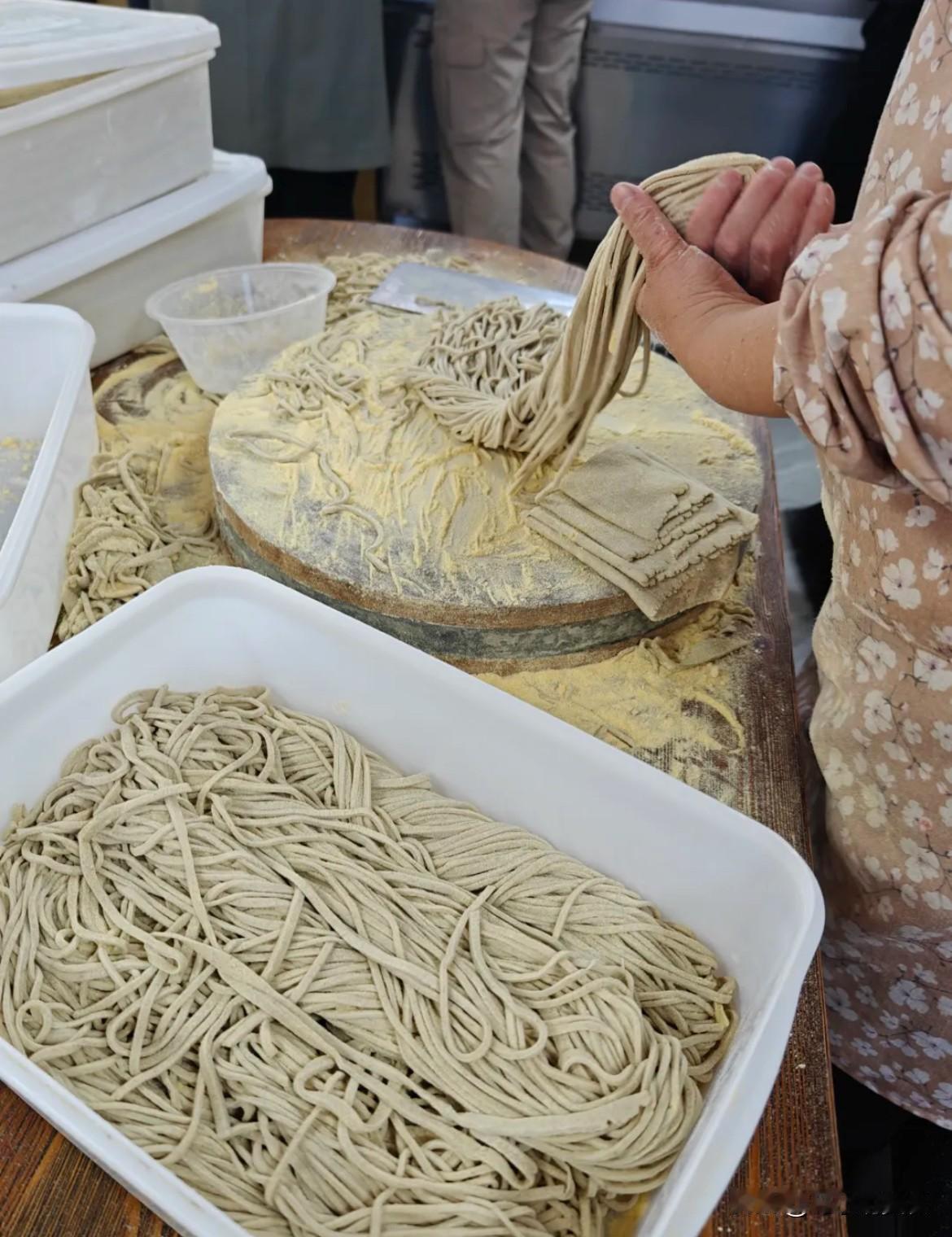 这地方在乌鲁木齐是一个奇怪的存在！
这种老式新疆臊子面！
现在很少见了！
每天都
