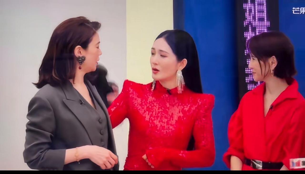 谢娜还得再练练情商和主持能力。
乘风初见面直播看到现在，谢娜最尬的地方就是忽略主