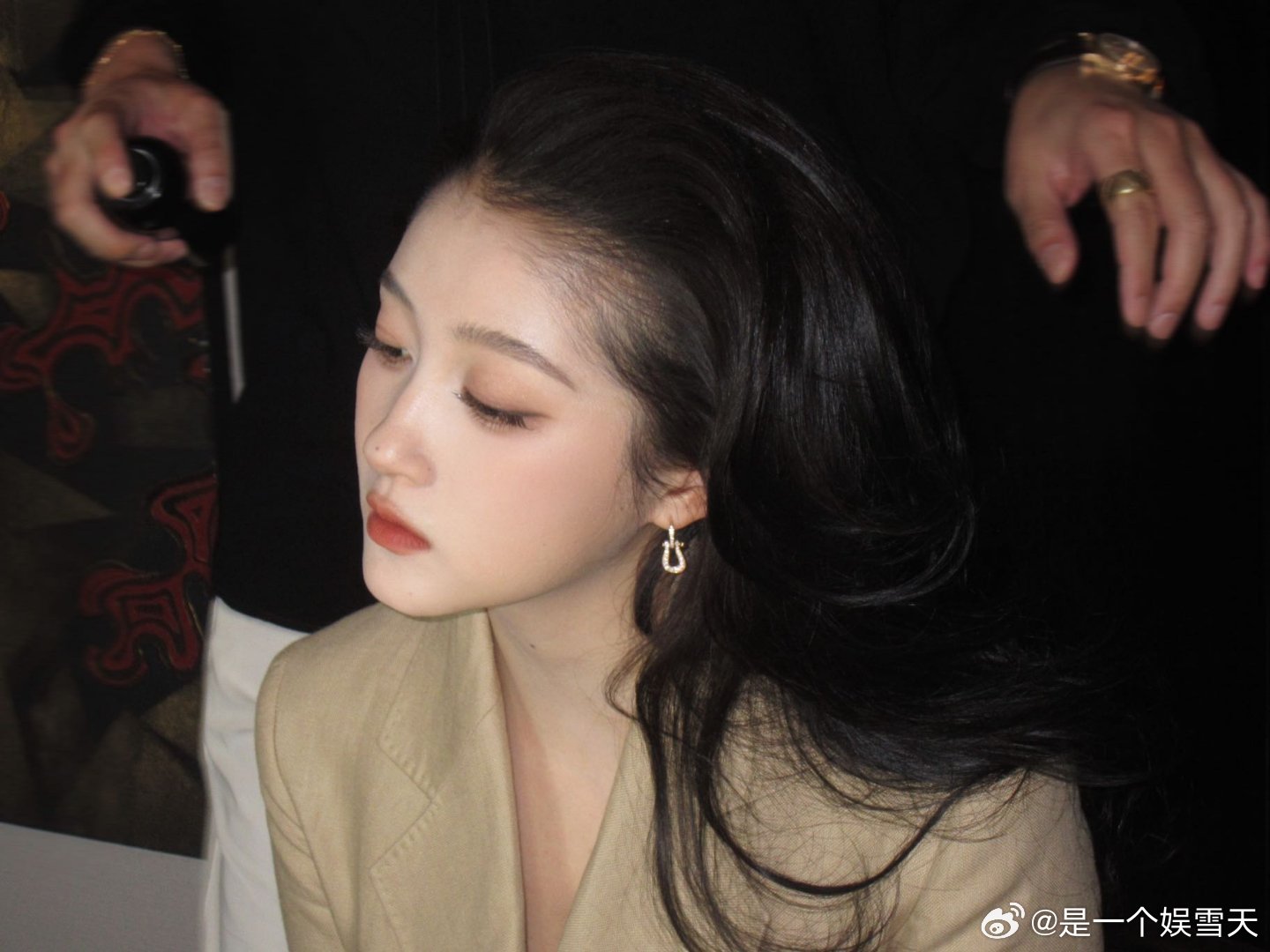 关晓彤 至今不知道腿长的坏处 关晓彤出席MaxMara活动，简约驼色西装造型干练