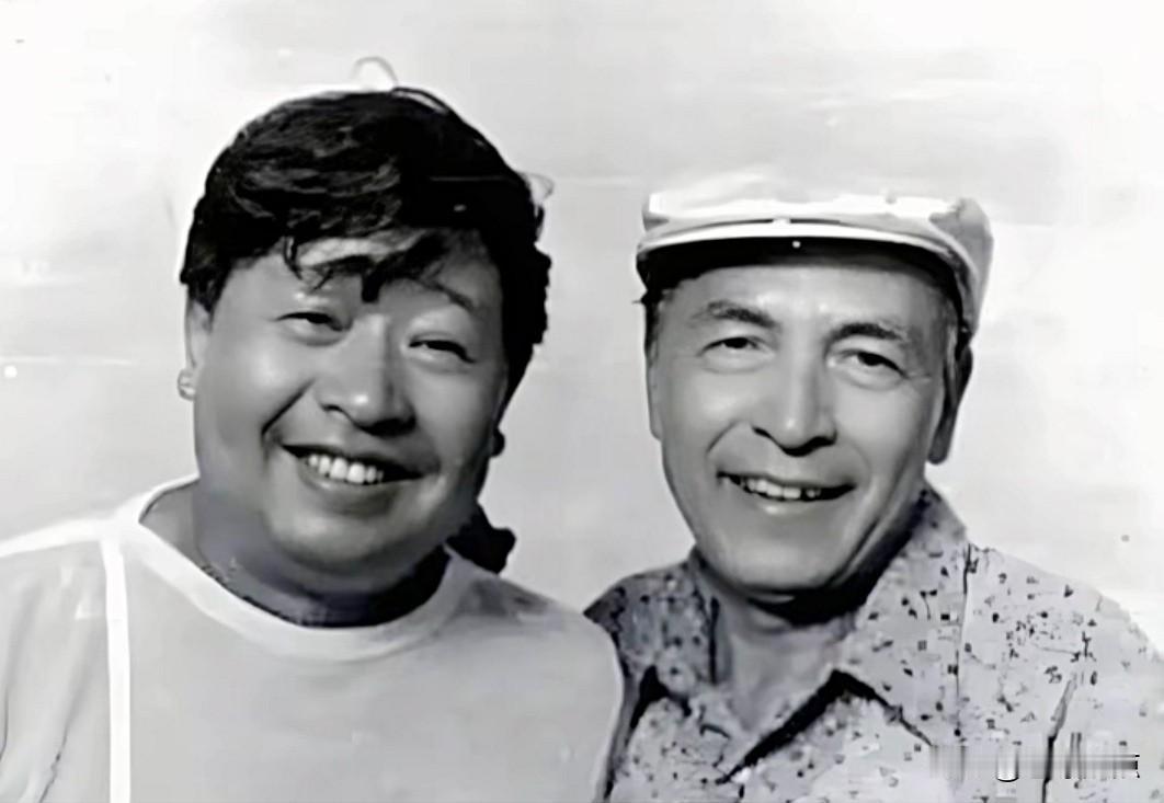 左边这位是知名的相声演员，八十年代的央视春晚总少不了他的身影，他表演的相声，给无