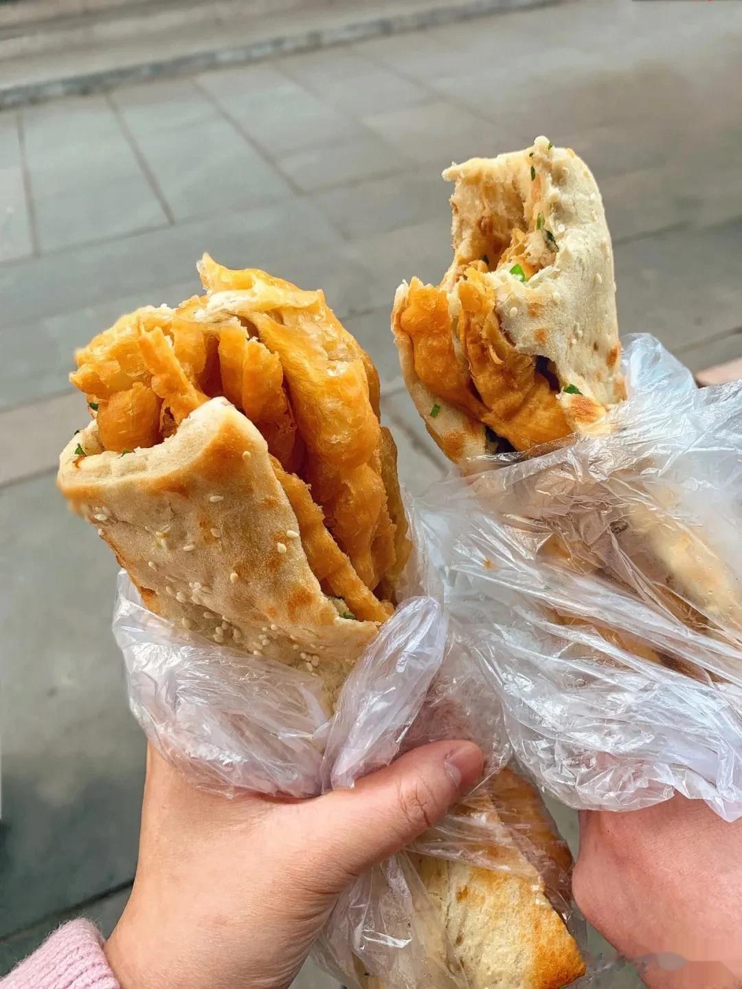 天津的早点，很可能是“碳水+碳水”的组合。比如：大饼夹油条[捂脸]
你怎么看？
