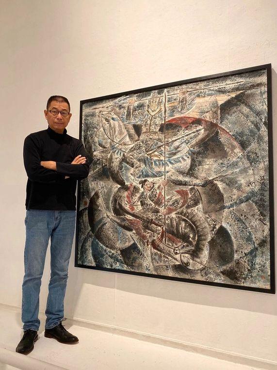 他早年拍过很多香港电影，经常饰演反派角色，最经典就是参与电影《赌神2》和《国产凌