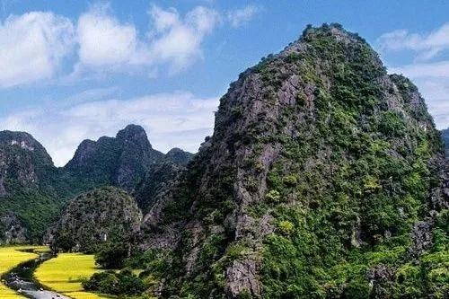 古人洞在越南菊芳原生林区，离地面45m。原名蝙蝠洞。曾是原始人居住过的岩洞。洞与