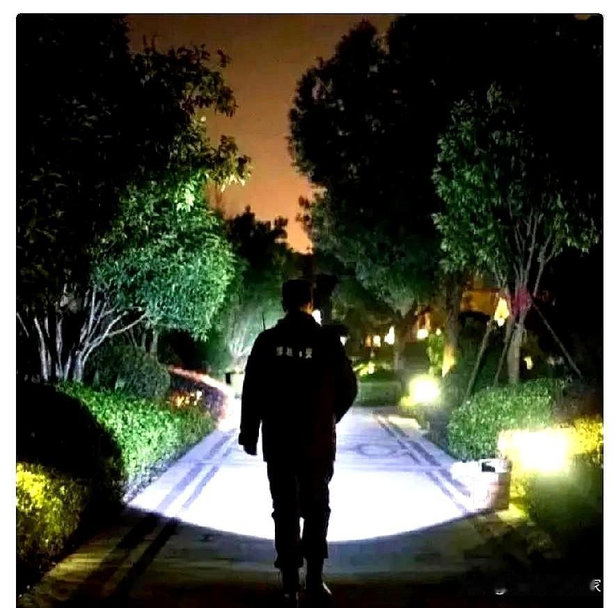 夜班保安这个活，快没人干了。三线城市，月薪3500元不算低，可招不到。

你瞅瞅