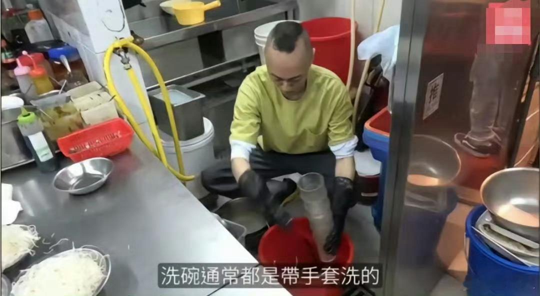 演员对于他们来说真的只是一份工作，工资不够养家糊口的时候也会出来做点其他工作填补
