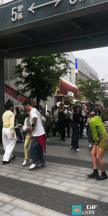 萨普的风吹到了重庆、武汉、上海，他们居然都没换一套衣服。

画面中这群人穿着洋人