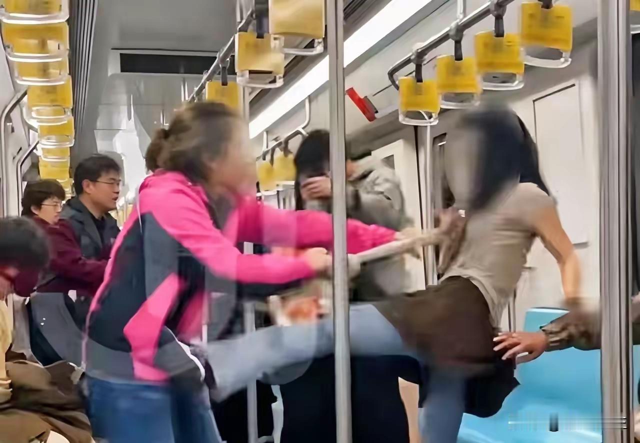 千万别轻易招惹女生，尤其别把人逼到急眼，后果真的没人扛得住。
上海地铁1号线上演