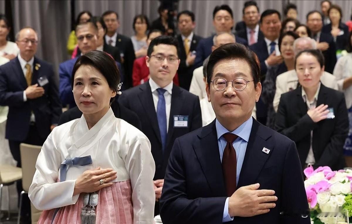 一件7万韩元的睡衣，
让韩国总统愣了神。

李在明夫人金惠景在市场里挑中一件蓝色