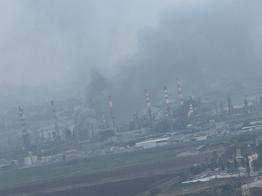 ⚡伊朗导弹击中海法炼油厂导致大火。玻利瓦尔英雄之地伊朗导弹击中以色列海法炼油厂