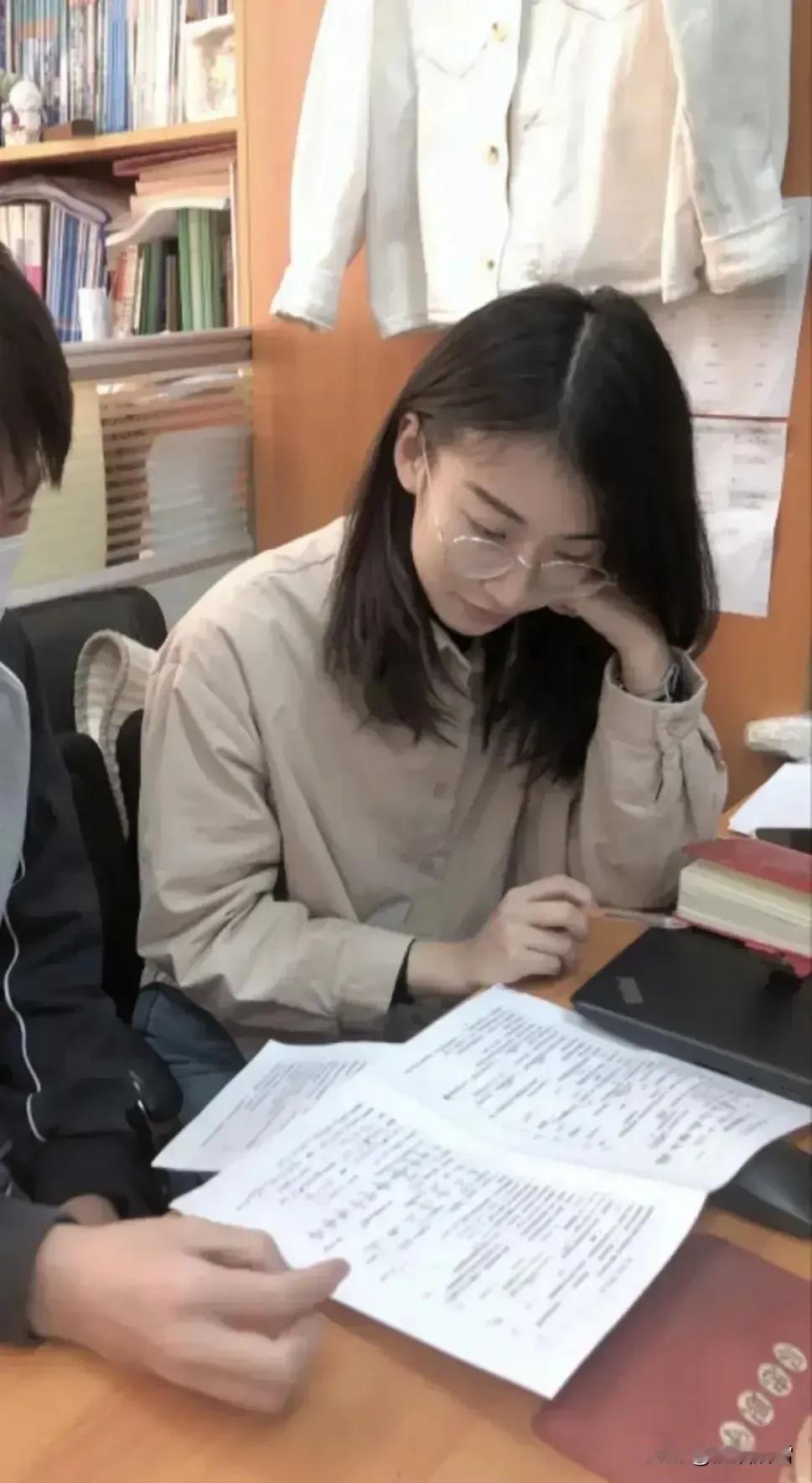 这位美女老师不仅指导学生的文化课，还指导学生的生活课，宁静的外表下藏着一颗躁动的