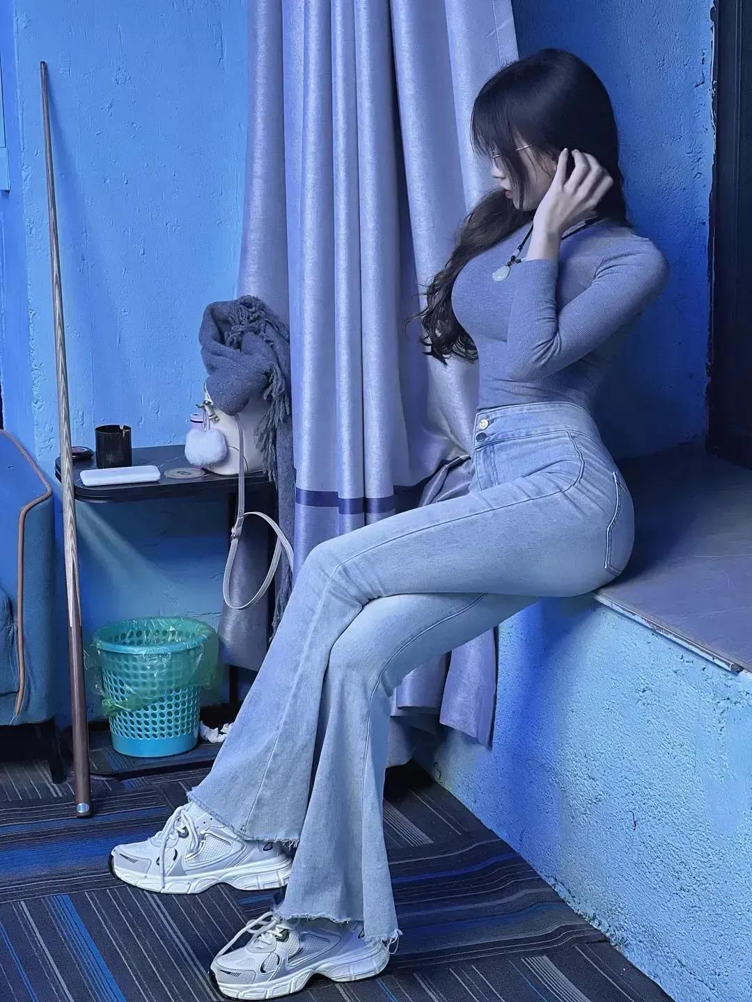 美女，又是紧身牛仔裤系列，各种牛仔裤，把曼妙身材勾勒的完美