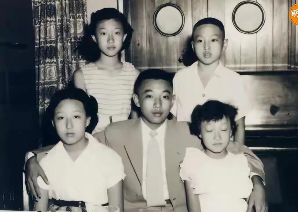 董建成小时候跟三个妹妹以及一个弟弟的合影，真的让人觉得是理所当然的大哥大，弟弟妹
