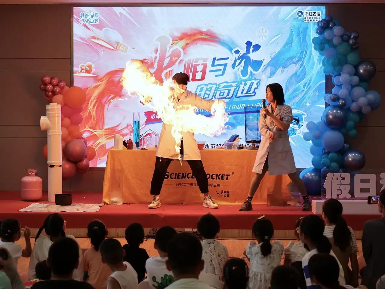 “全班尖叫！00后学霸把手伸进火里3秒毫发无伤：这哪是实验，分明是魔法暴击！” 