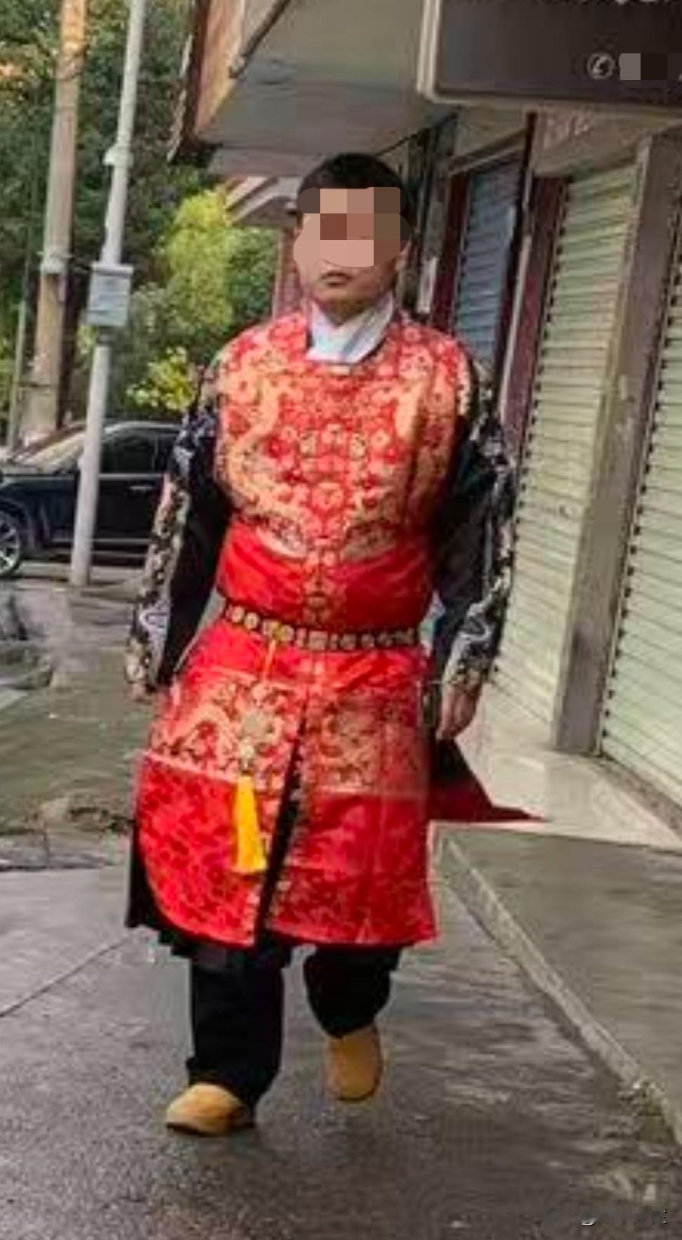 26年春节还没有完全过完，怪人就出现了……真不知是不是好的兆头？
 
就说这人怪