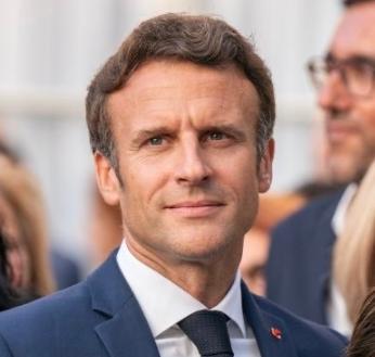 法国总统马克龙发文表示，自己将全力支持耶路撒冷拉丁宗主教和圣地基督徒，必须保障所