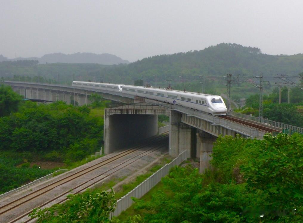 2014年5月在合川渭沱所拍，遂渝铁路上行线跨过当时还在建设中的兰渝铁路。图中遂