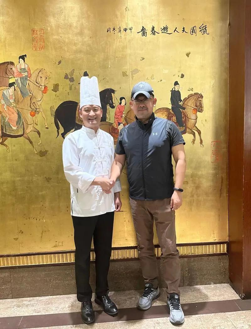 知名演员姜武近日现身哈尔滨，专程探访当地特色美食——铁锅炖。在店内，他与友人围炉