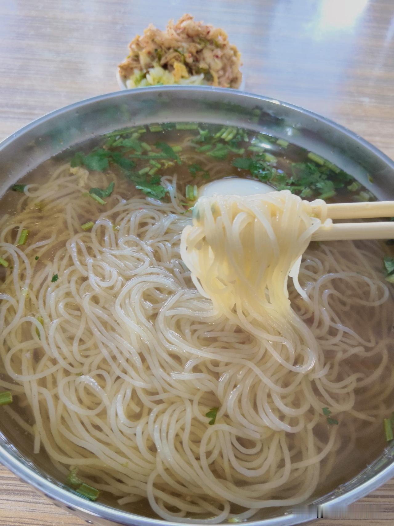今天周日，早晨醒得更早，打卡头条，出去吃饭。
上了四天，休息一天，不在家吃早饭了