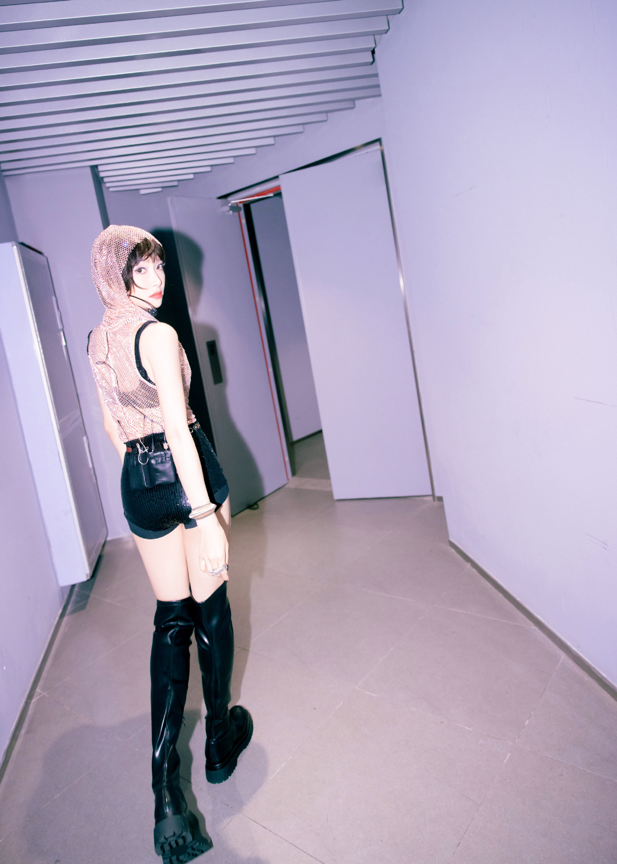 宋茜一身黑色妆造，超级漂亮的VICTORIA女士。宋茜