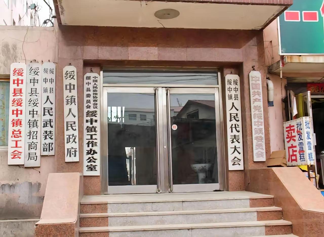 大门前快挂不下了！