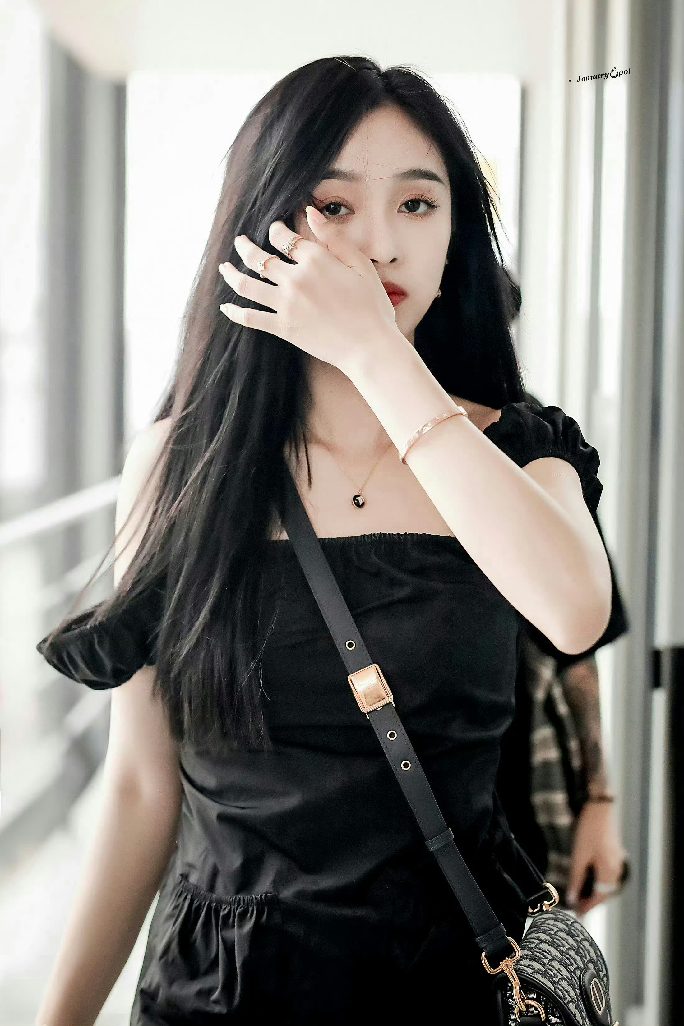吴宣仪爱上另一个我 💙吴宣仪辛凌 【200804  |  上海虹桥机场🛫 饭