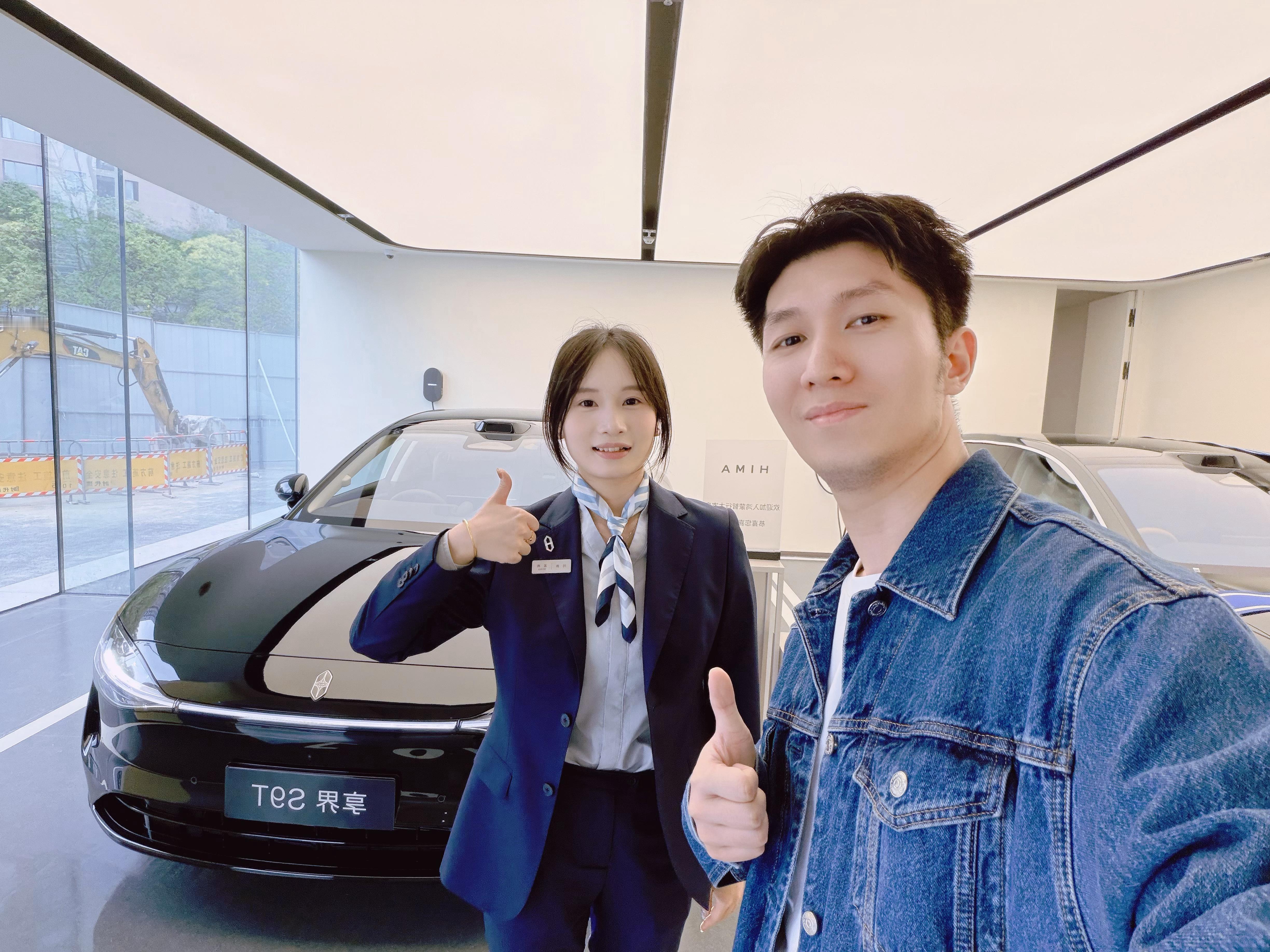 给大家介绍一下今天提车的交付小姐姐怎么样以后就让她做我们的鸿蒙智行专属交付如何？