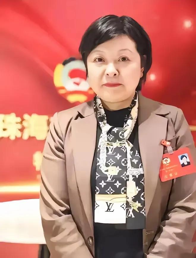 戴LV丝巾受访的女局长被查
​珠海的市场管理局局长，人家那可是副厅级干部，一个月