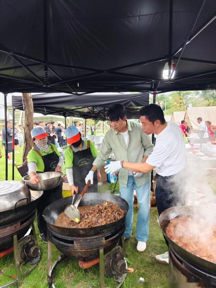 贾冰王子奇综艺厨神合体贾冰王子奇综艺厨神合体，哈哈哈哈王子奇碰上贾冰小厨会大厨王