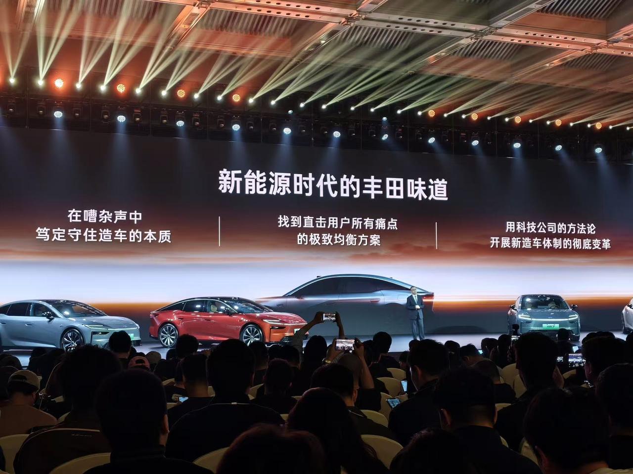 广汽丰田铂智7确实会玩！
定位D级纯电旗舰轿车，主打好看 舒适 靠谱。
文总表示