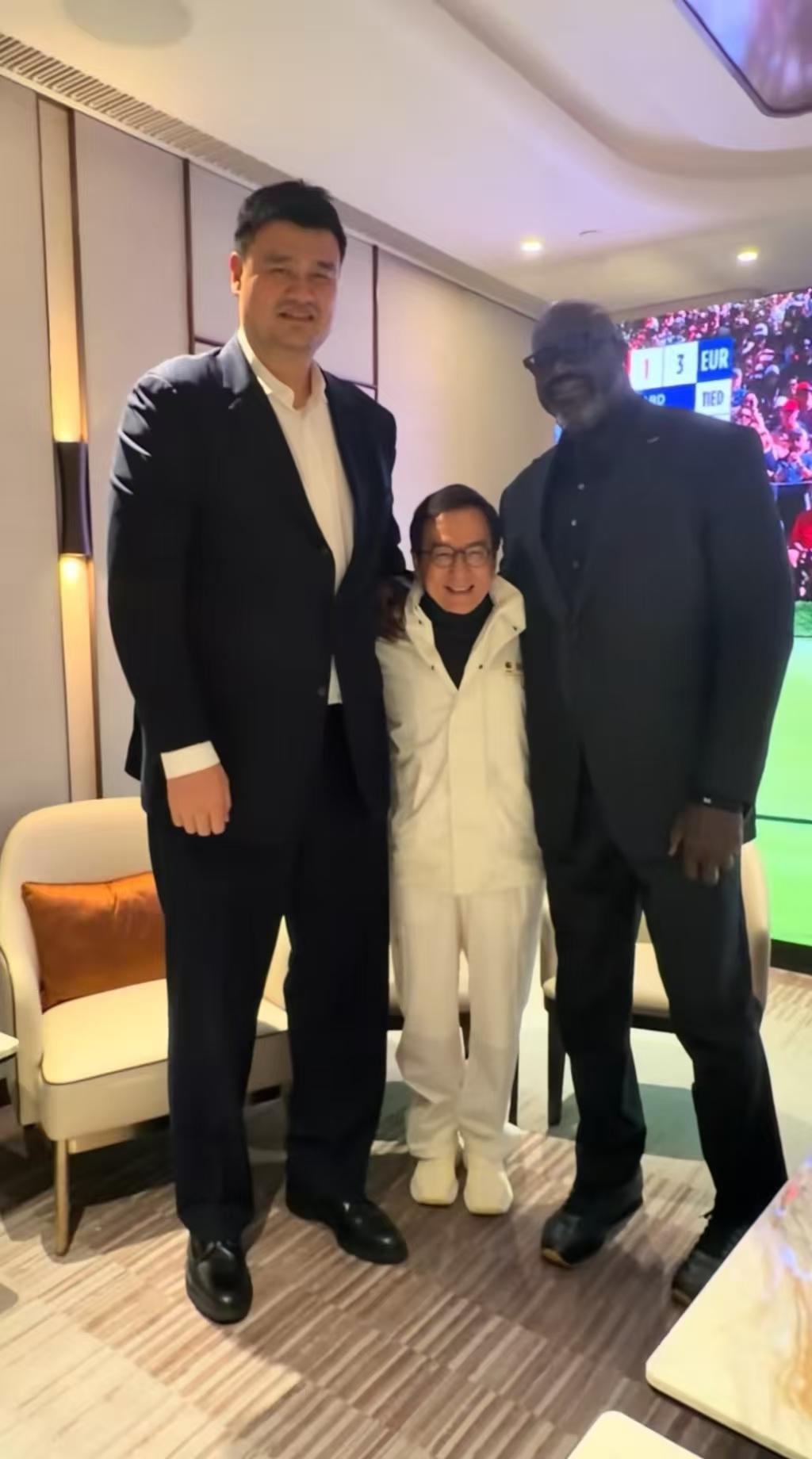 成龙不愧是中国知名度最高的影星，就算是奥尼尔和姚明两大nba巨星在他旁边也得让出